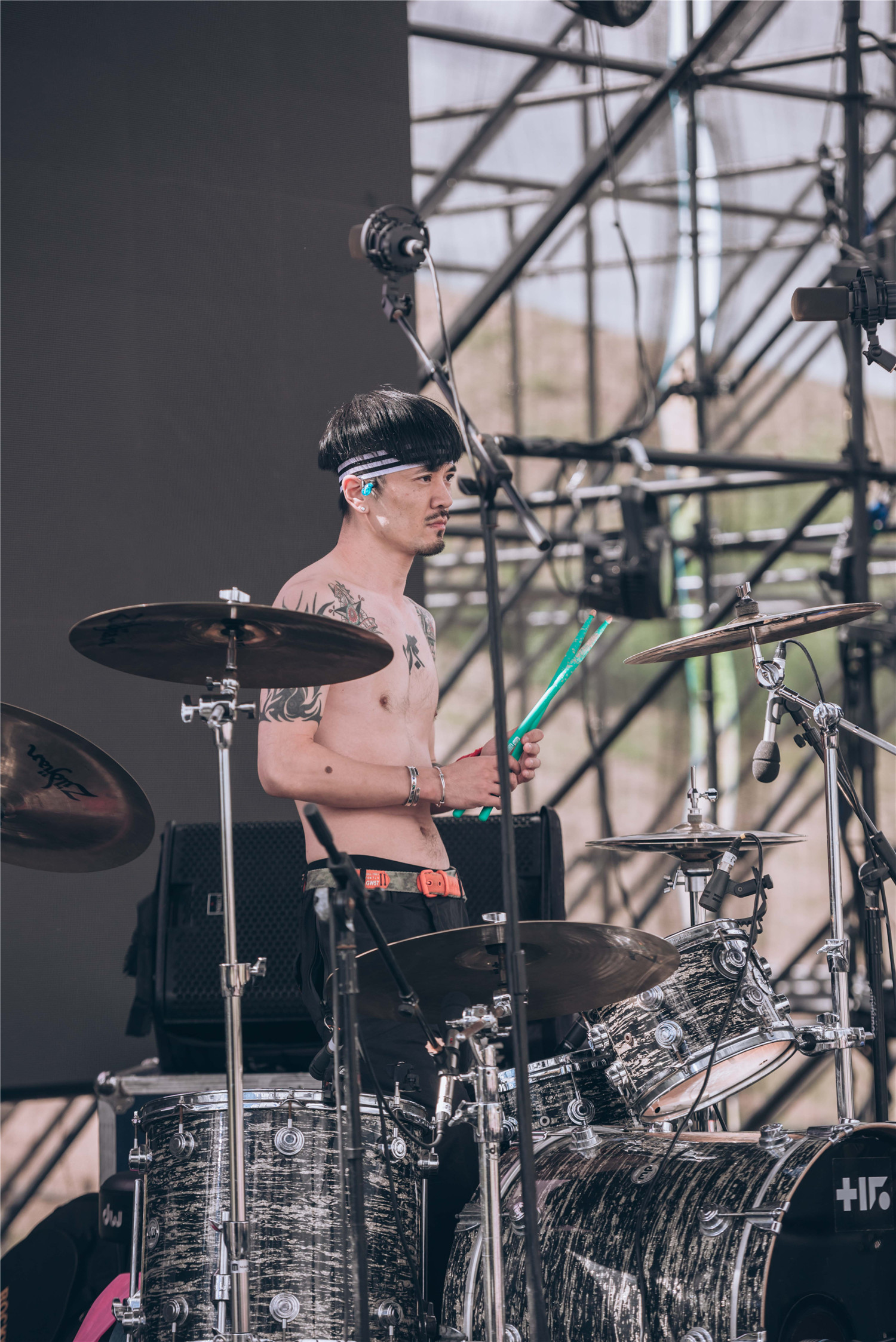 从十年前担任郑钧乐队御用鼓手,依然活跃在国内的各大摇滚舞台上,每年