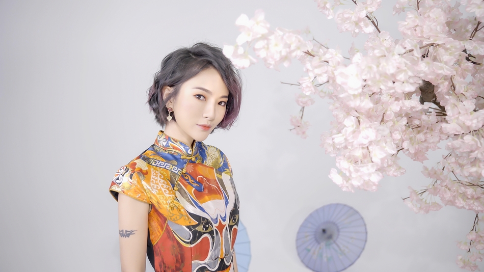 (kiki hu),1986年6月28日出生于贵州省遵义市,中国内地流行乐女歌手