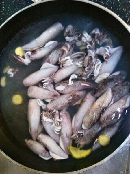 "gn7qow9c7a">鱿鱼仔炒花椒芽是以鱿鱼仔,花椒芽为主要食材制作的美食