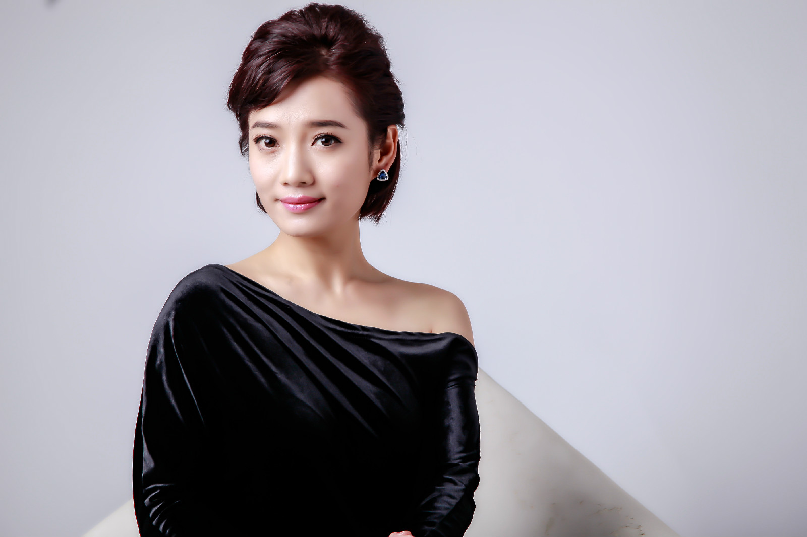  p data-id="gnaw2uv2r6">魏飞菲,1983年出生于辽宁 a target="_blank