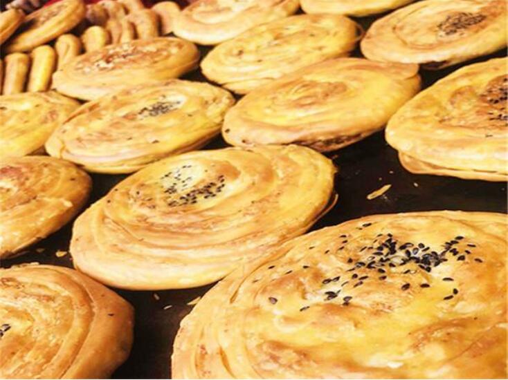 是南充市著名的传统特色小吃,该品有新鲜出炉锅盔的香脆,热气腾腾,饼