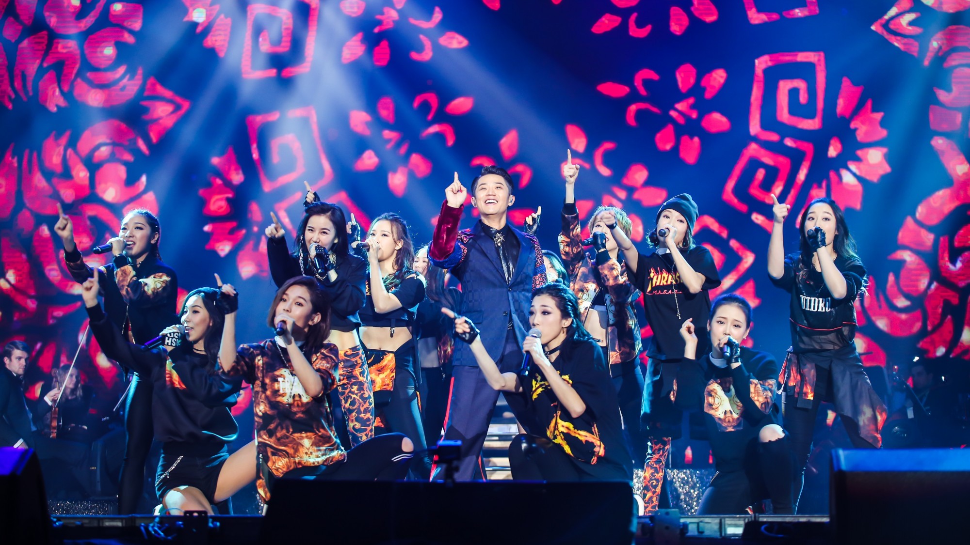  p>凤凰传奇(phoenix legend),中国内地流行乐演唱组合,成立于1998年