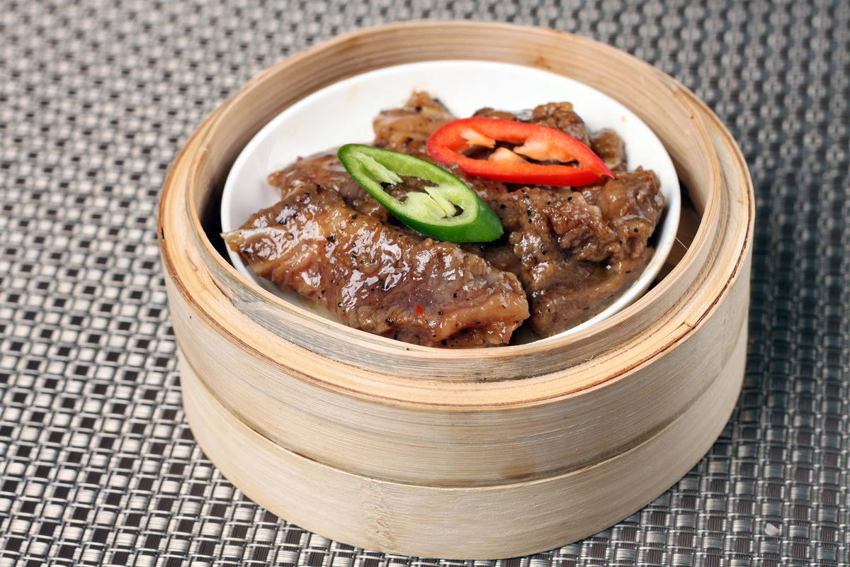  p>沙茶酱蒸牛仔骨是以牛仔骨,洋葱,沙茶酱为主料的菜品. /p>