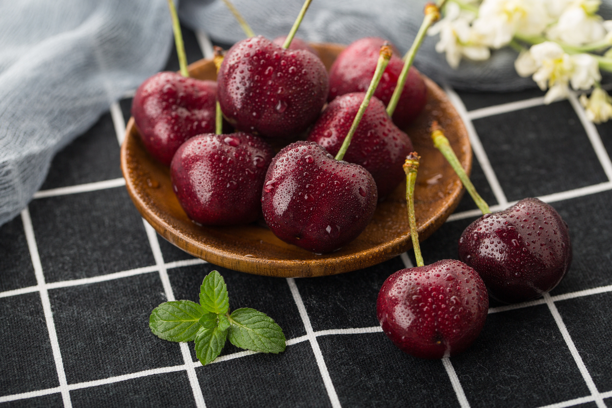  p>车厘子,音译自英语单词 b>cherries /b>(即樱桃),特指产于 a