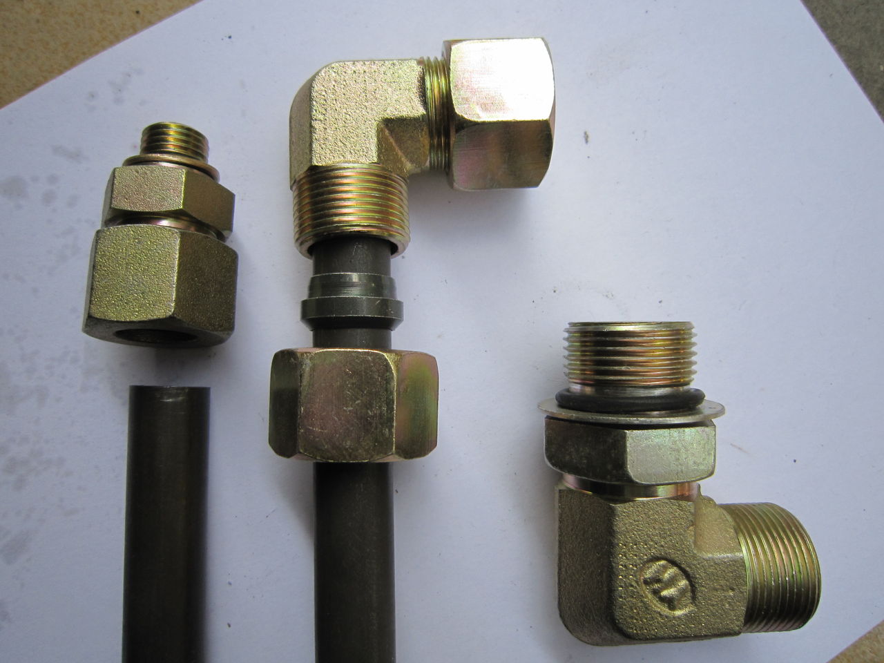  p>卡套式管接头是一种新型的管道连接元件,适用于油,气及一般腐蚀