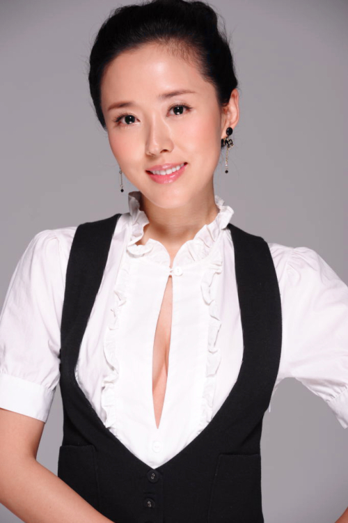  p>颜丹晨,1978年3月9日出生于湖南湘潭,中国内地女演员,2000年毕业于