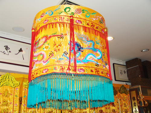  p data-id="go076ffqv7">宝盖是佛道或帝王仪仗等的伞盖,出自《观佛