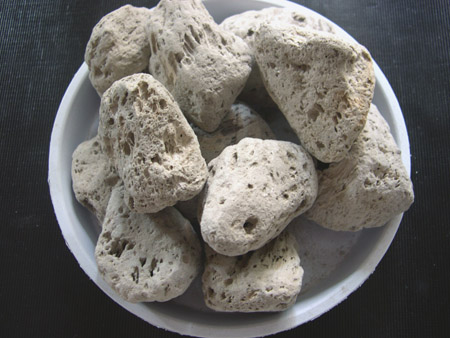 ">矿物质 /a>,主要成分是二氧化硅,质地软,比重小能浮于水面,故称浮石