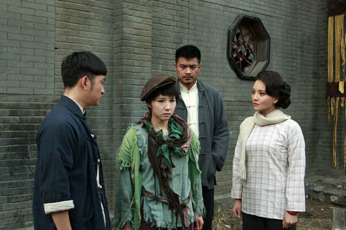  p>《三进山城》是由上海三元影视有限公司出品的电视剧,卫翰韬执导, 