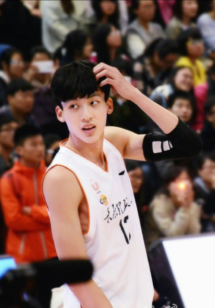  p>冯瀚圃,1994年4月29日出生于山西省太原市,篮球运动员,司职中锋和