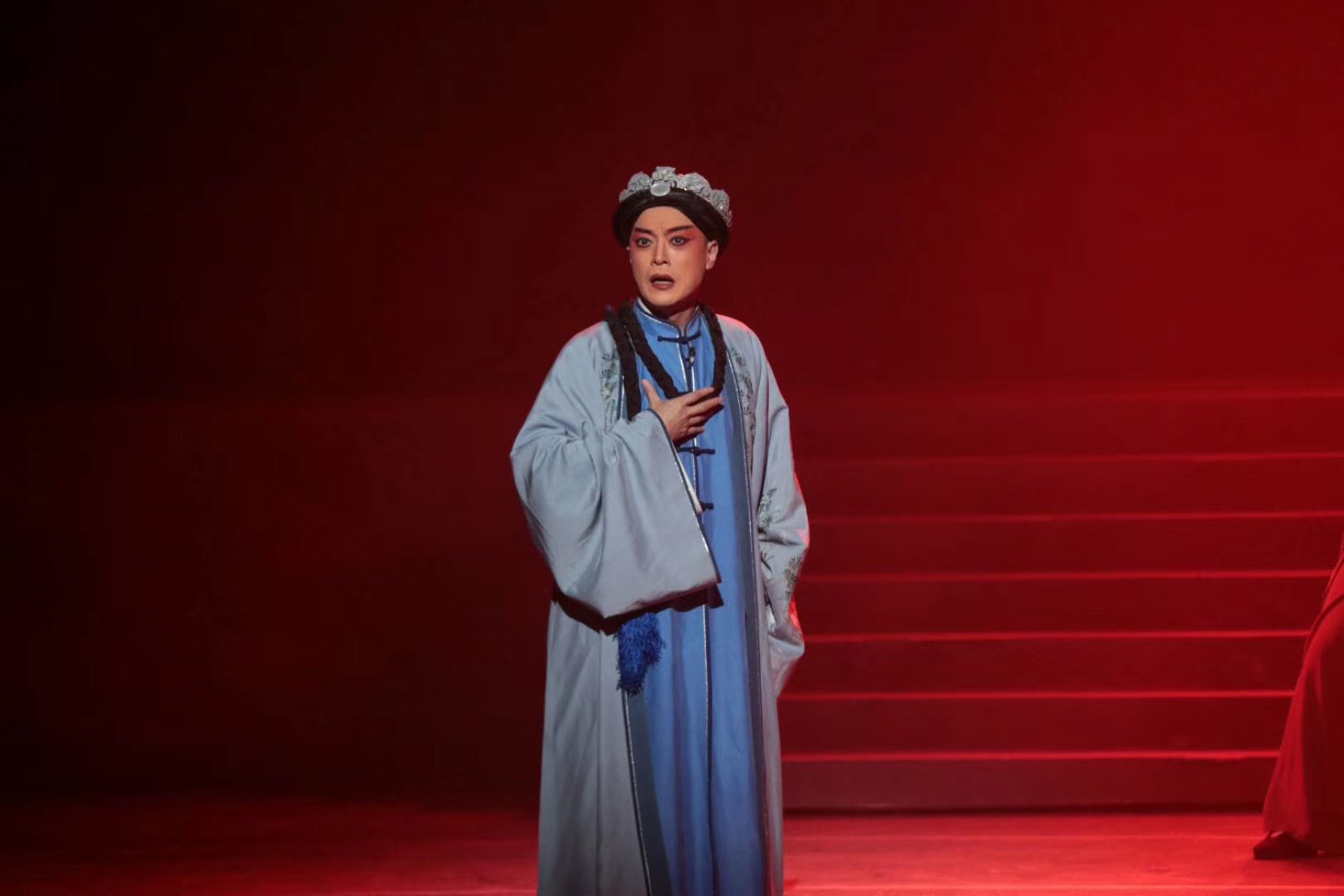 斋》以昆曲特有的艺术手段,讲述了清朝末年荣宝斋掌柜殷杰为保护国宝