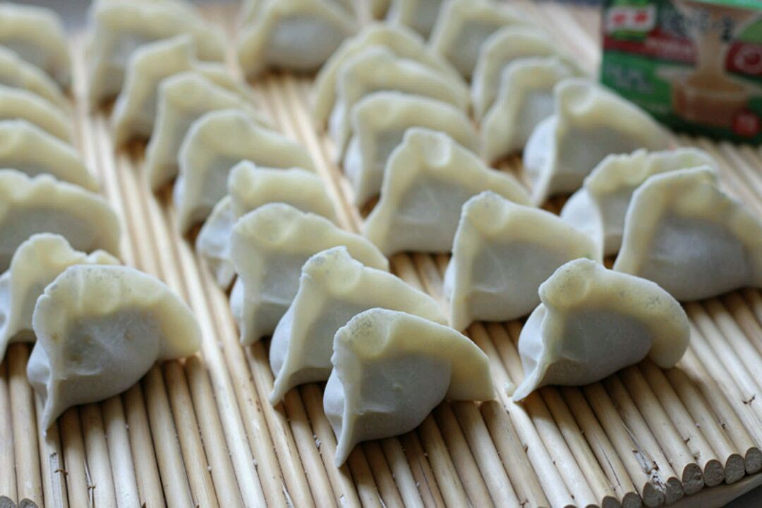  p>猪肉葫芦瓜水饺是一道菜品,主料有猪肉,葫芦瓜等,配料是葱,姜,香菜