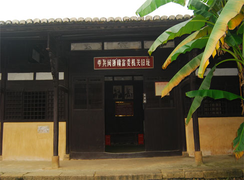 2j1">闽浙赣省军区司令部旧址,位于横峰县葛源镇枫林村,占地500平方米