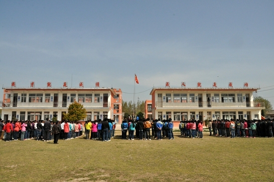 凤阳县京山中学位于安徽省凤阳县总铺镇京山街道南面,现有教师22人