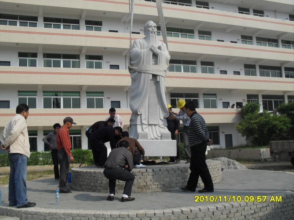 龙文中学现有48个教学班,其中高中部30个班,初中部18个班,学生2298人