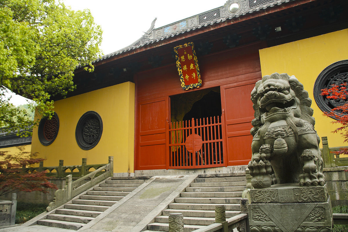  p>净慈寺,位于浙江省杭州市的西湖南岸,雷峰塔对面,是 a target="