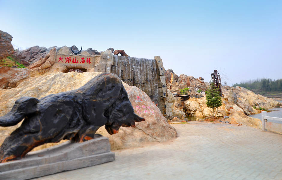  p>西游记公园位于随州市洪山镇温泉村,占地3900亩,按照国家aaaa级