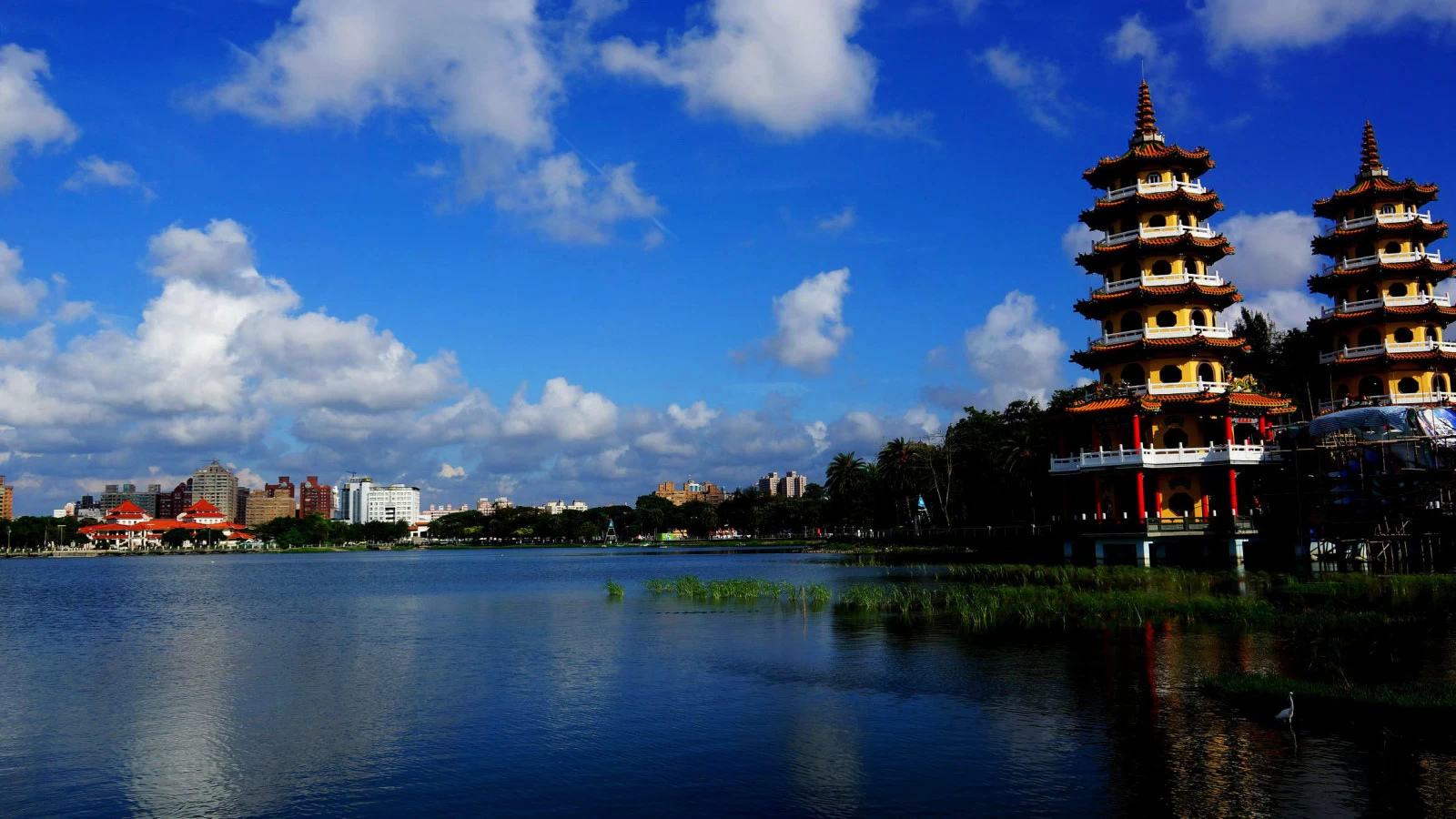  p>莲池潭(旧称莲花潭)位于台湾省高雄市半屏山之南,龟山之北,是高雄