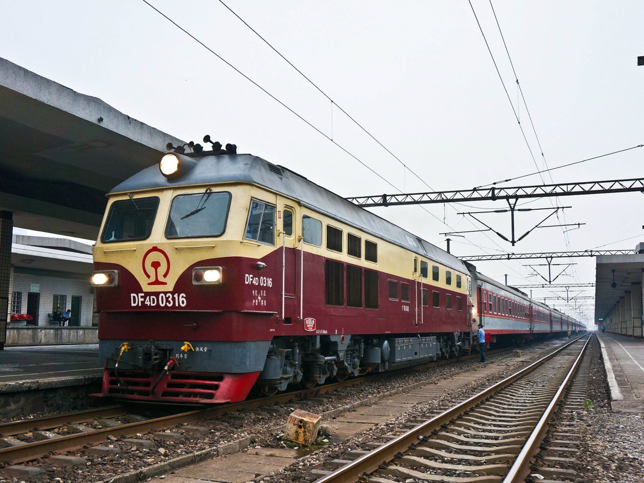  p> a href="#" data-lemmaid="8377661">东风型内燃机车 /a>是大连