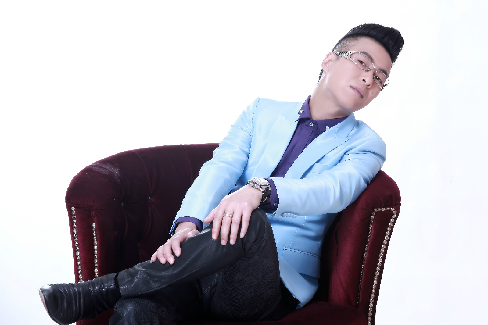  p>易欣,1977年12月10日出生于浙江宁波,中国内地流行乐男歌手.