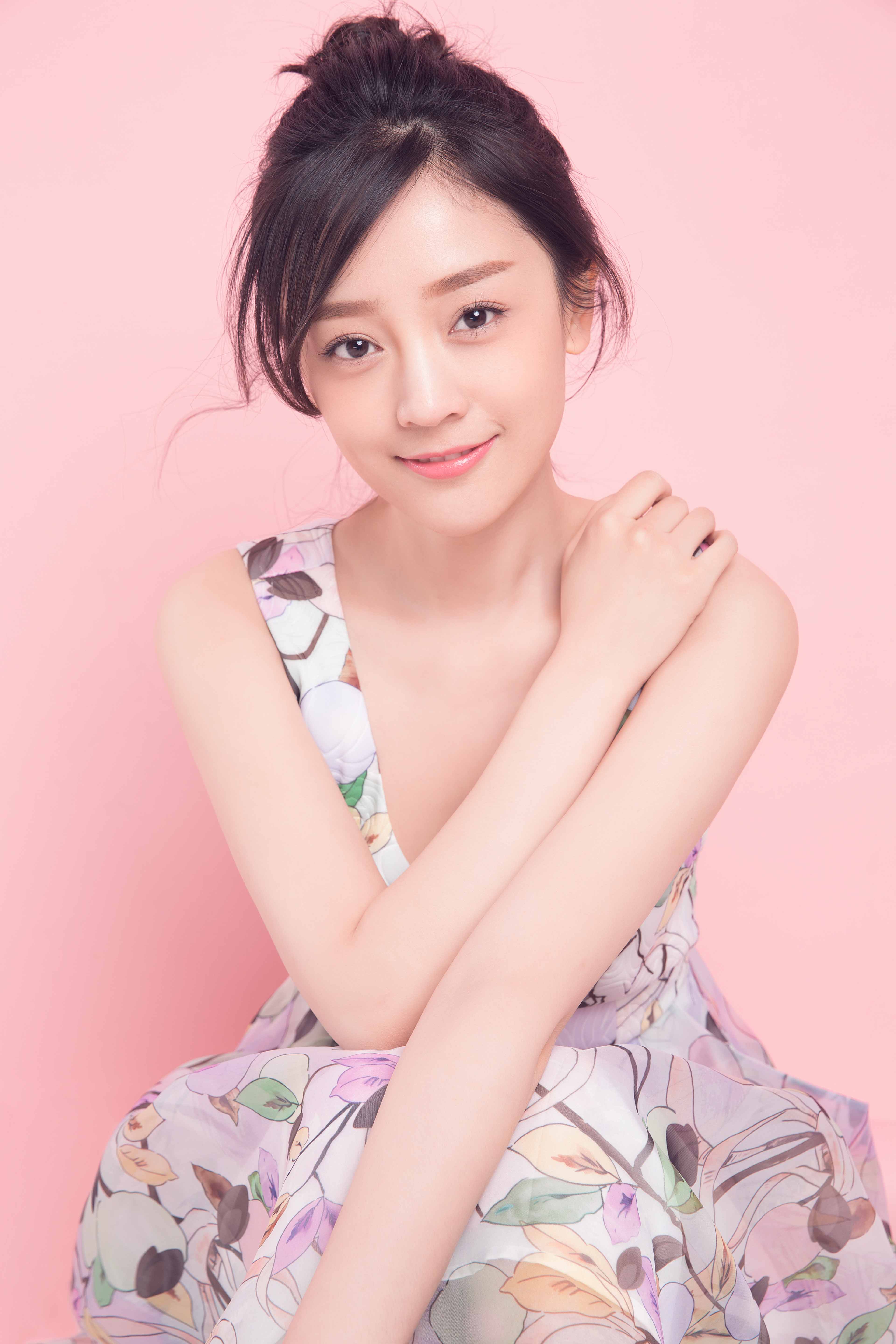  p data-id="gnx2qpxkjc">何花,5月19日出生于湖北省十堰市,中国内地