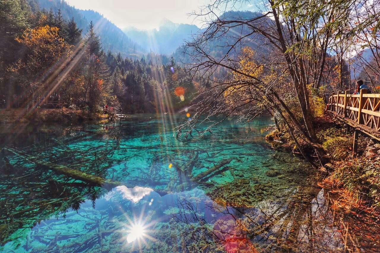  p>黄龙山是一座东,南,北三面有低丘环绕,惟有西北留一缺口的环状形山