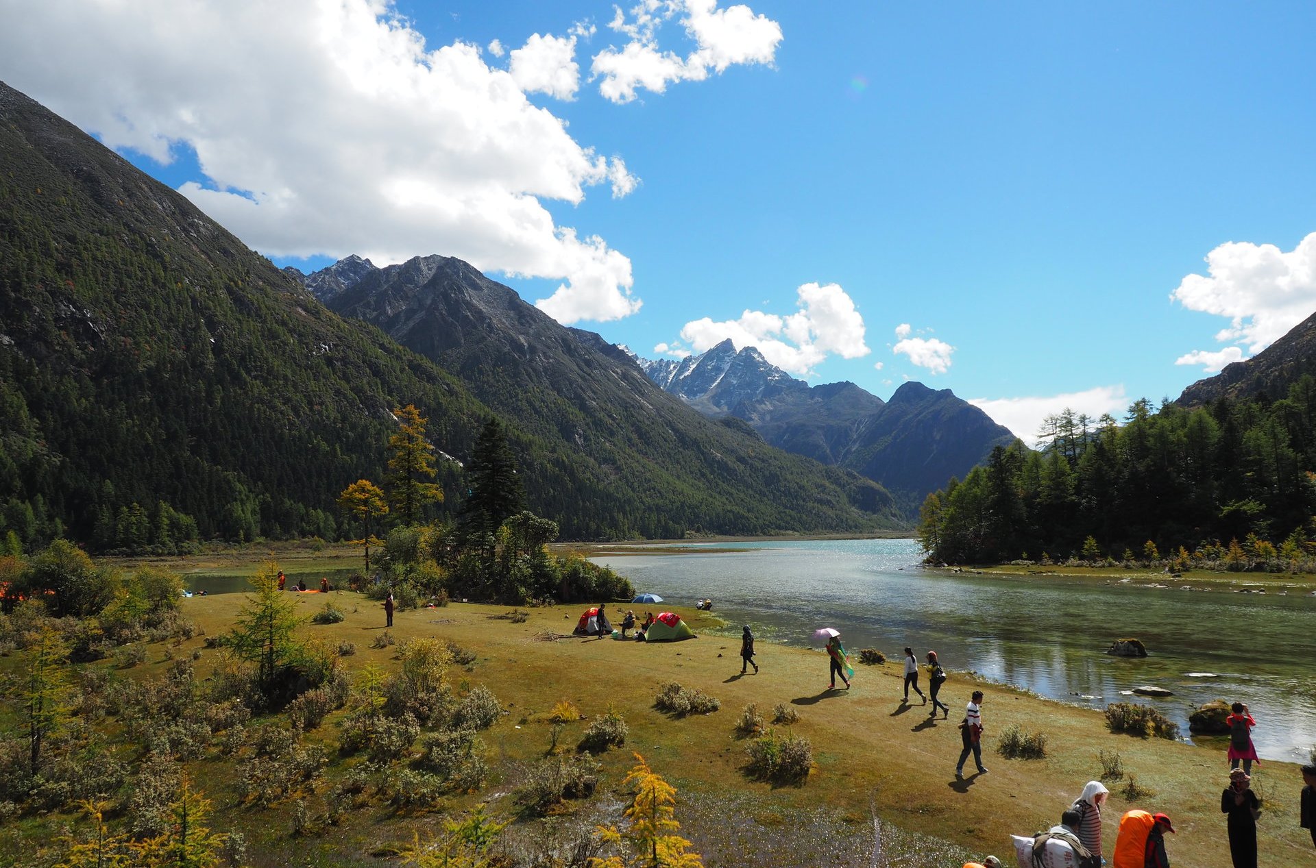  p>康定莲花湖位于四川省甘孜藏族自治州 a href="#" data-lemmaid="