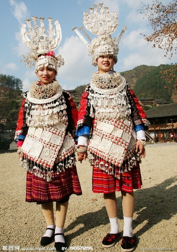  p>苗族银饰作为一种文化现象在历史上曾被许多民族青睐,成为多元文化