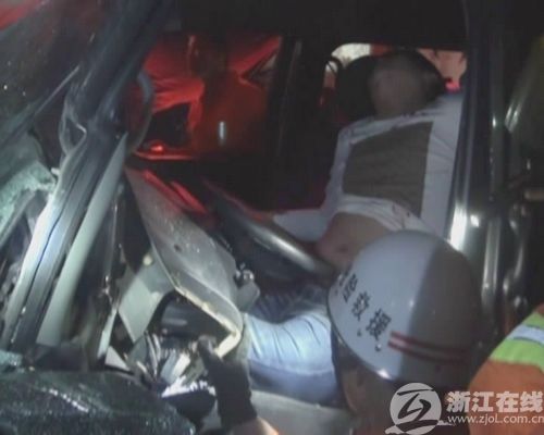 4·4浙江杭州连环相撞车祸