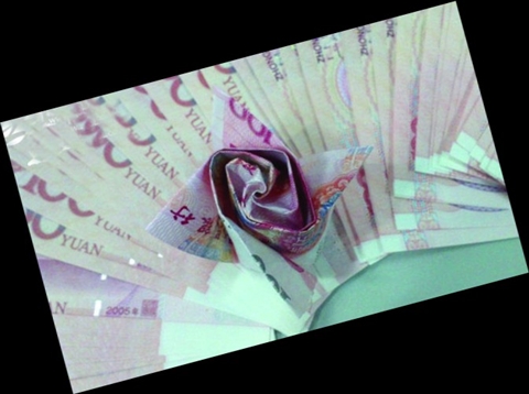 20万现金折成纸玫瑰