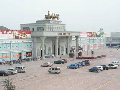  p>成都八一家具城,始建于1991年底,地处川藏路与三环路交汇处的黄金