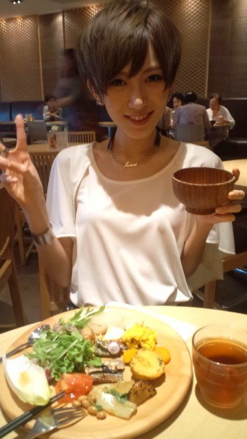  p>光宗薫(みつむね かおる),日本模特,大阪府出身.前akb48成员.