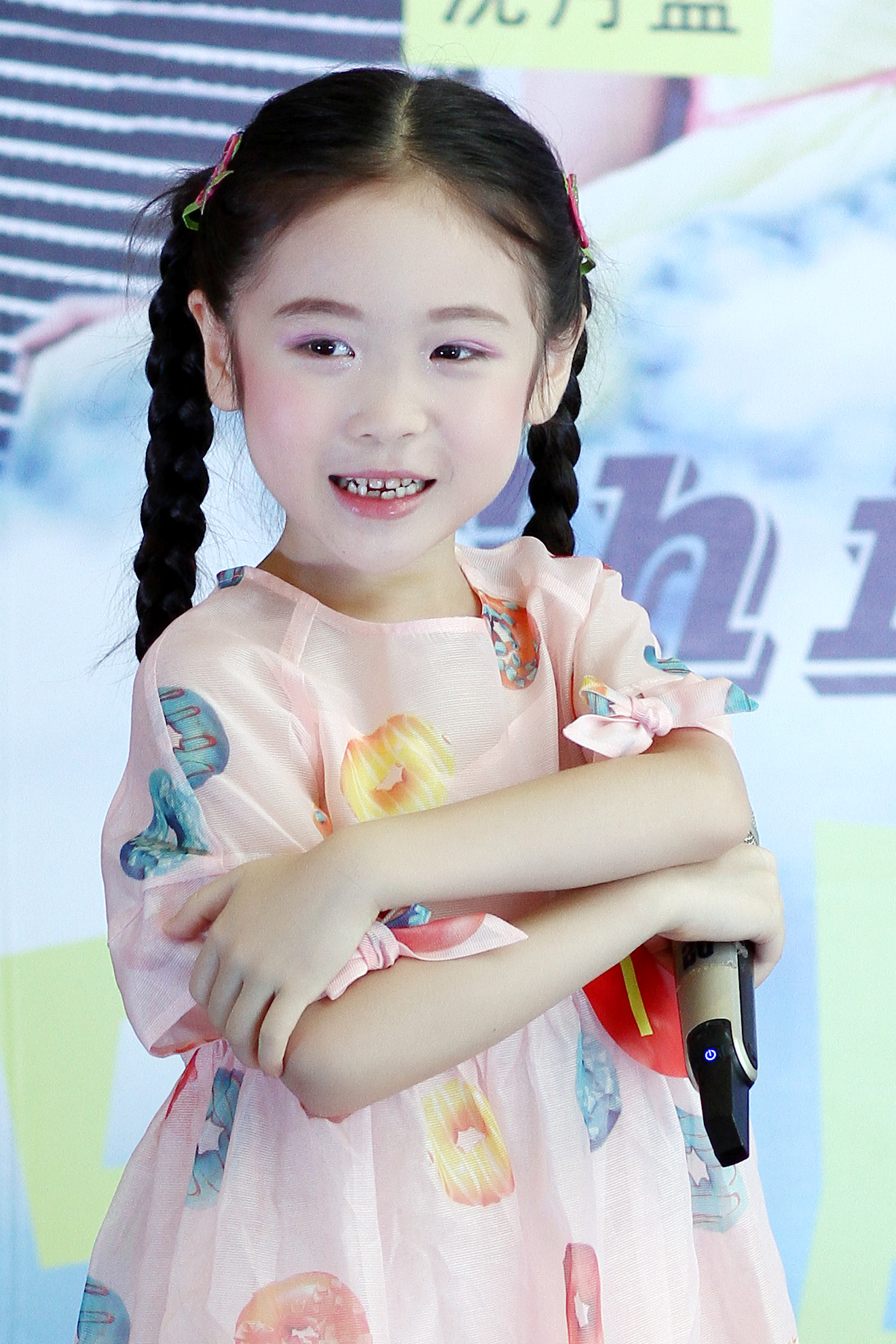  p>邓文怡,2009年11月14日出生于香港,童星,中国香港女歌手.