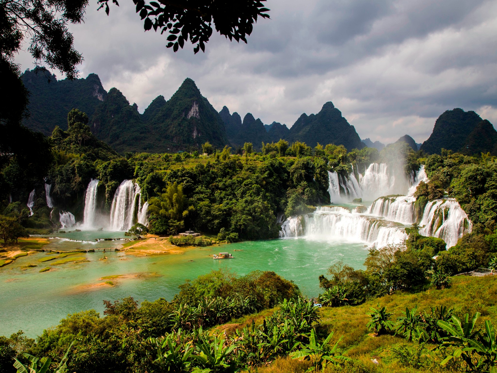 天瀑布位于 a target="_blank" href="/item/广西壮族自治区/163178"