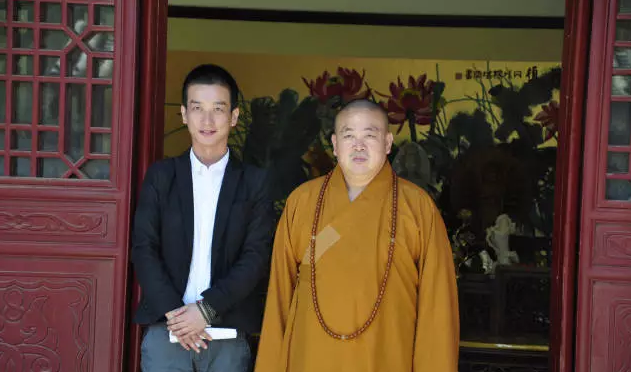  p>于雷,国学讲师,禅乐歌者,曼殊一叶创始人,国学佛学新媒体传播者.