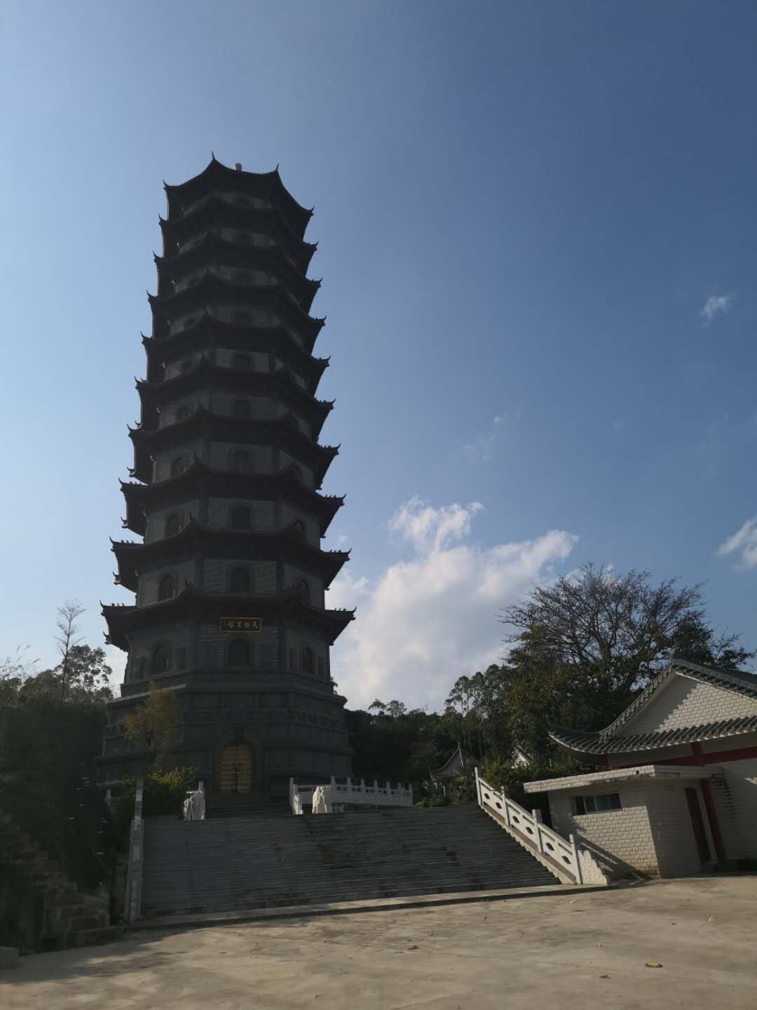 p data-id="gn167me8oq">天朗宝塔位于博白镇桂花村内,高约70米,檐分