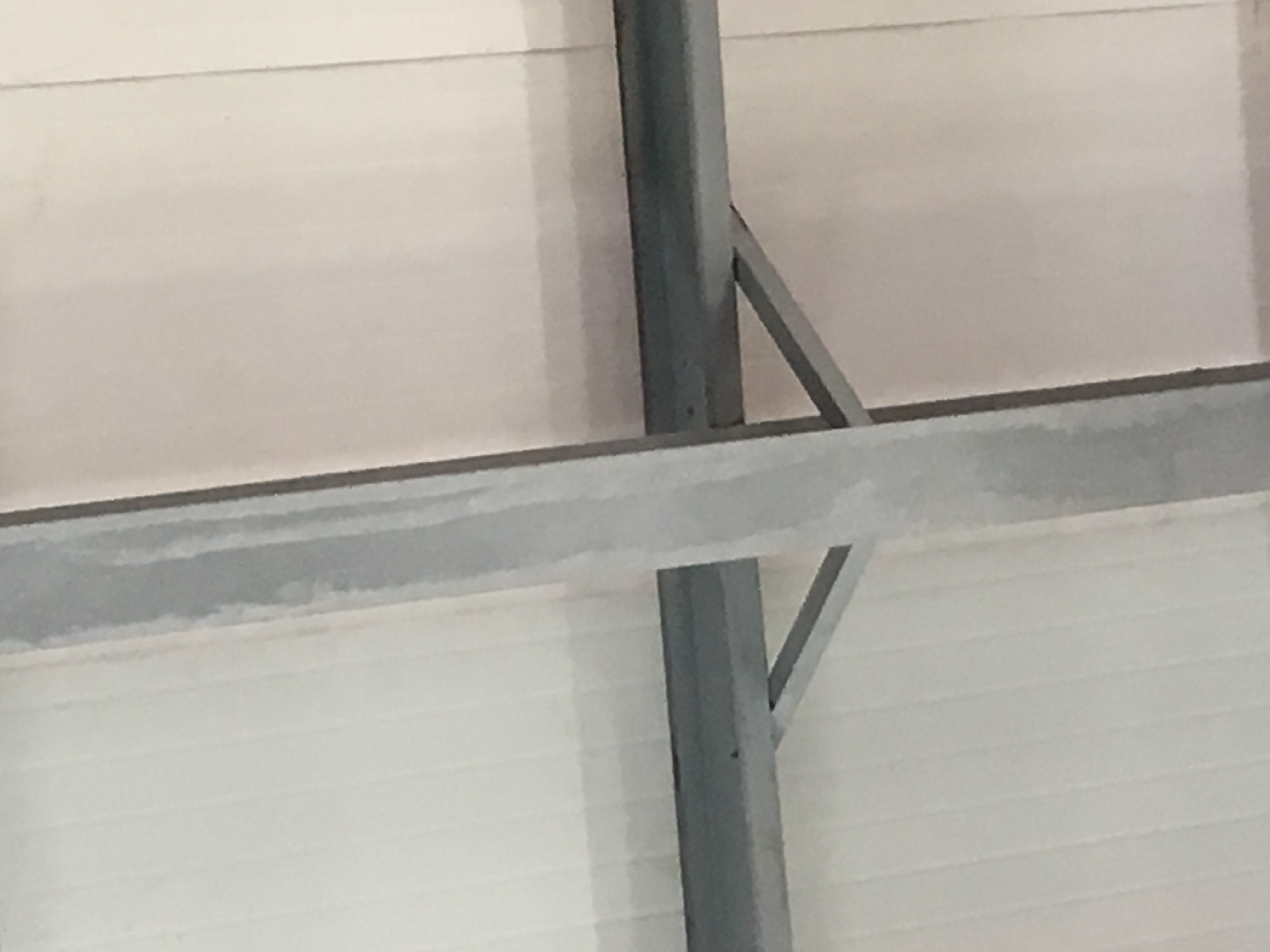 墙面上的叫墙隅撑,屋面上的叫屋面隅撑.