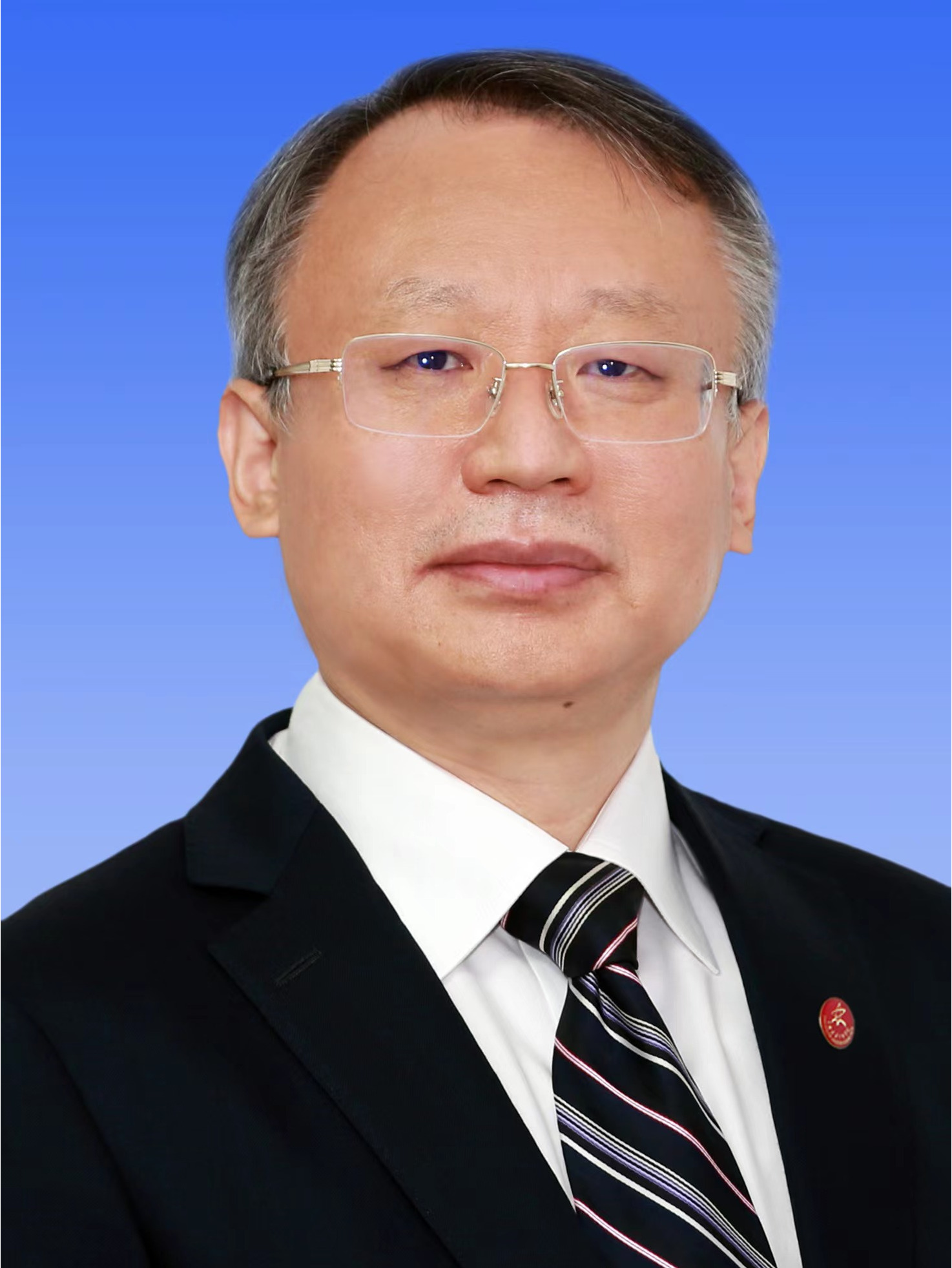  p>姜泽洵,现任中国延安干部学院分管日常工作的副院长,陕西省十四届