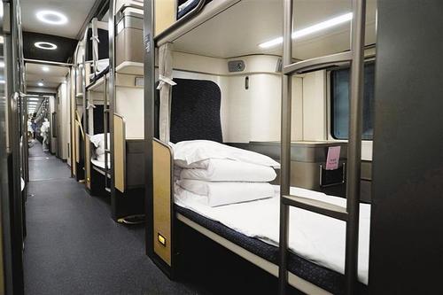  p data-id="gnwm28f0d2">动卧,全称动车组卧铺列车,是由动车组列车