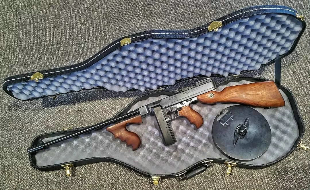 thompson submachinegun,又称:汤姆逊冲锋枪,绰号:tommy gun,译文