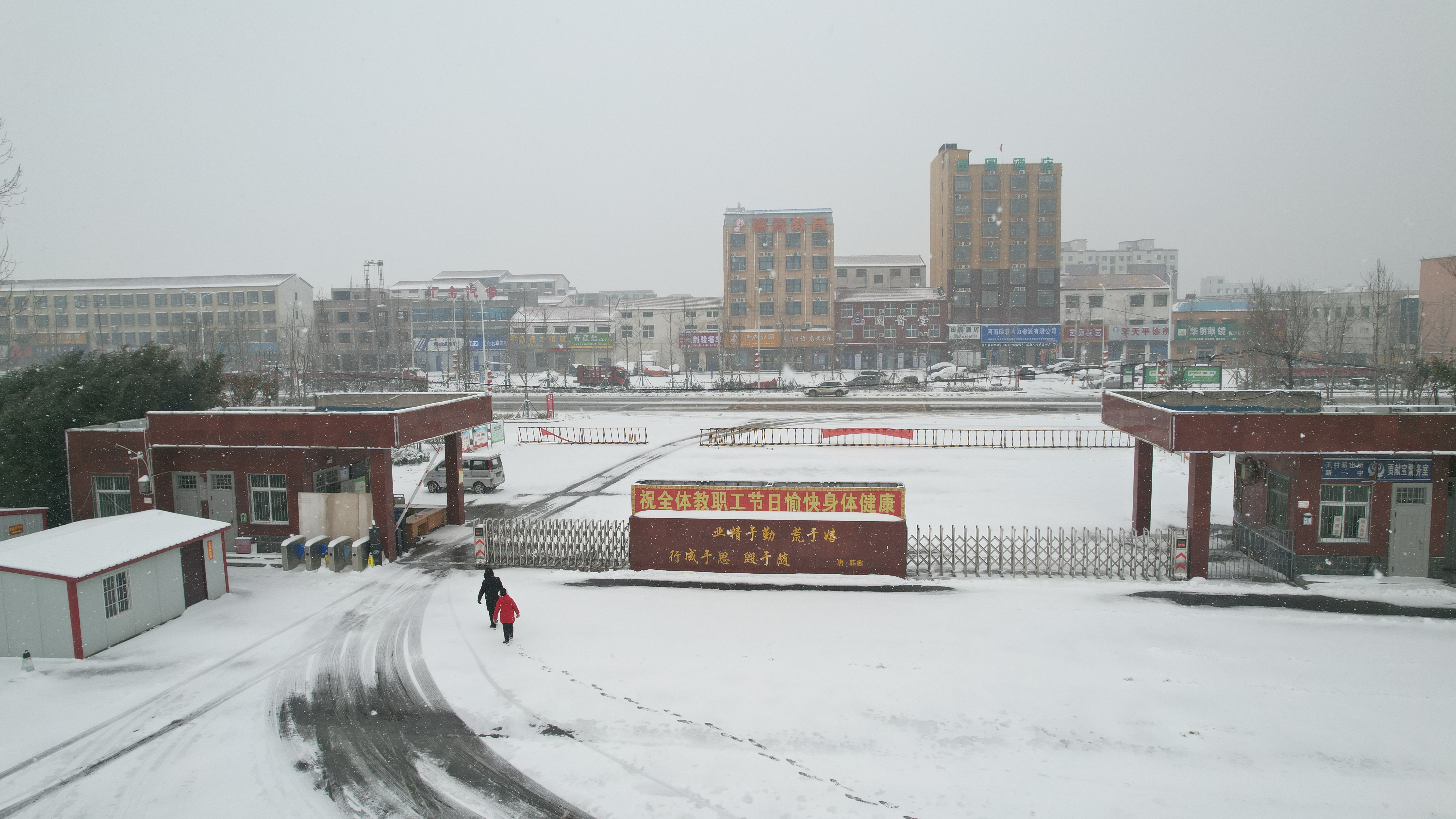 2004年筹建,2005年投入使用的封丘一中新校区占地220亩,封丘县
