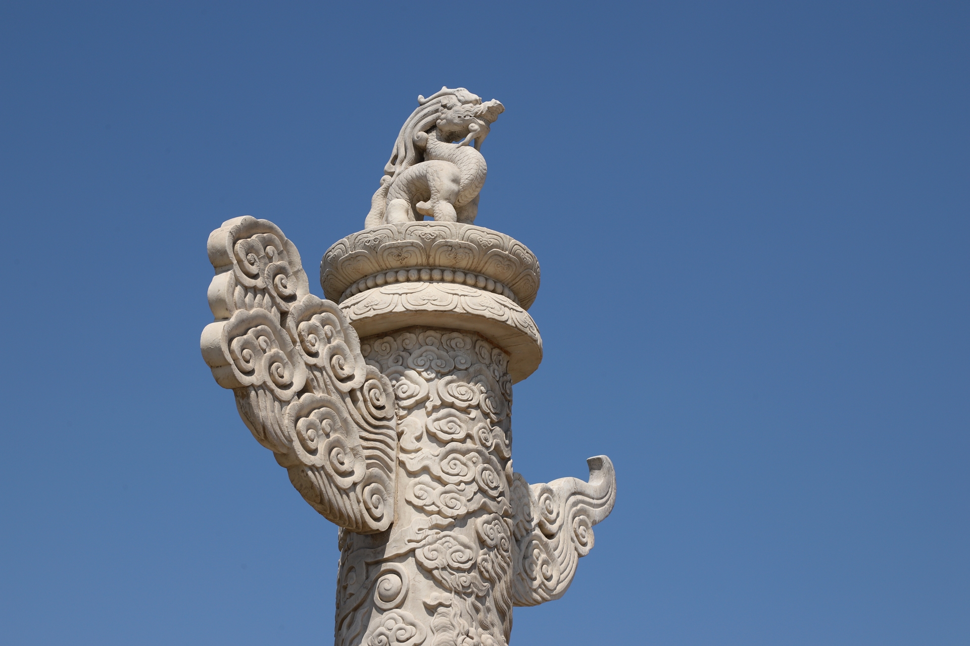 属于古代宫殿,陵墓等大型建筑物前面做装饰用的巨大石柱,相传华表是