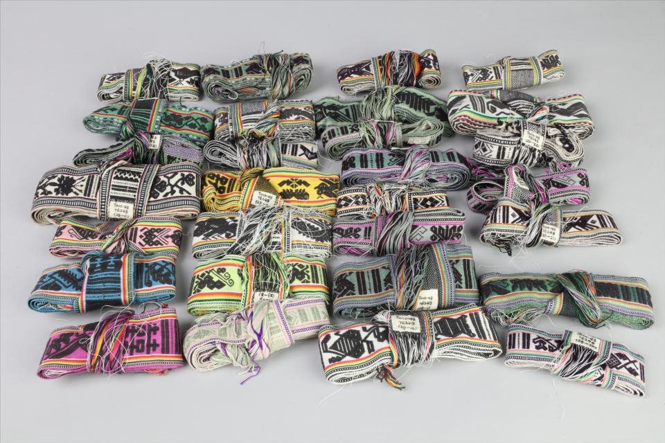 现代苗族织锦花带