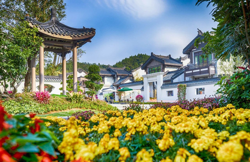 形成"园林包围建筑"的自然生态文化景观,传统艺术与客家建筑相互交融