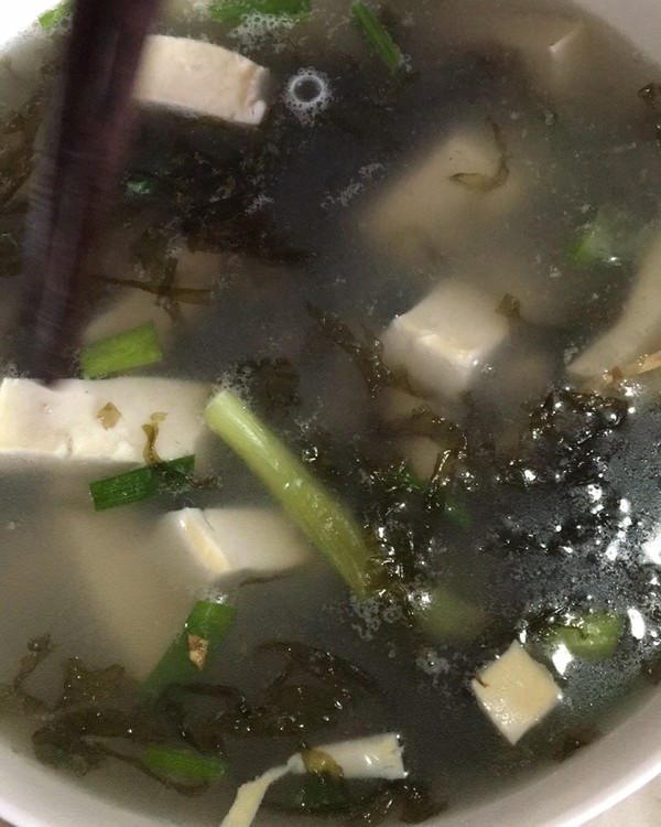  p>紫菜海蛎豆腐汤是去掉海蛎细壳,加地瓜粉拌匀,紫菜水中煮开,转小火