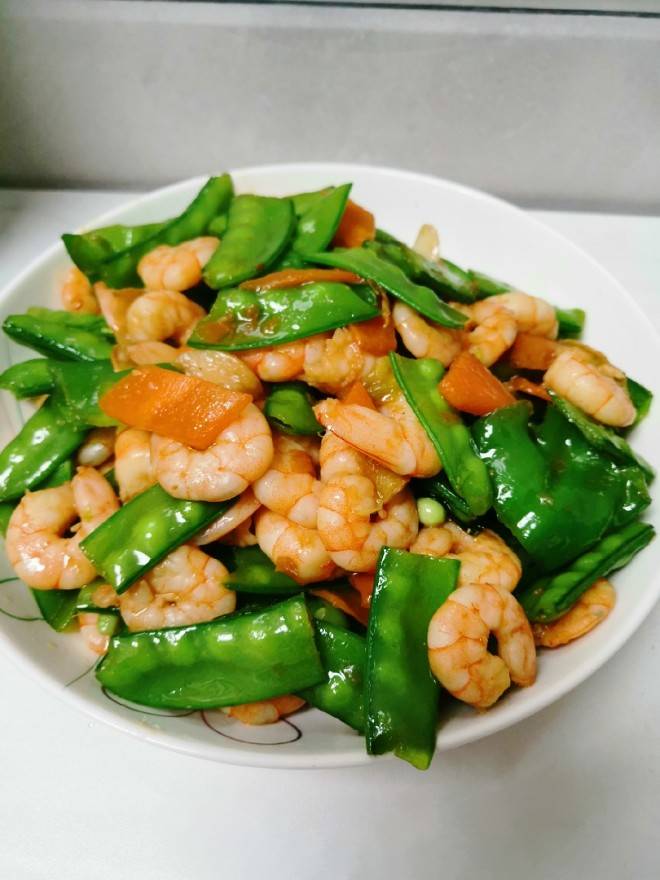 炒荷兰豆虾仁做法简单,适合作为家常菜. /p>