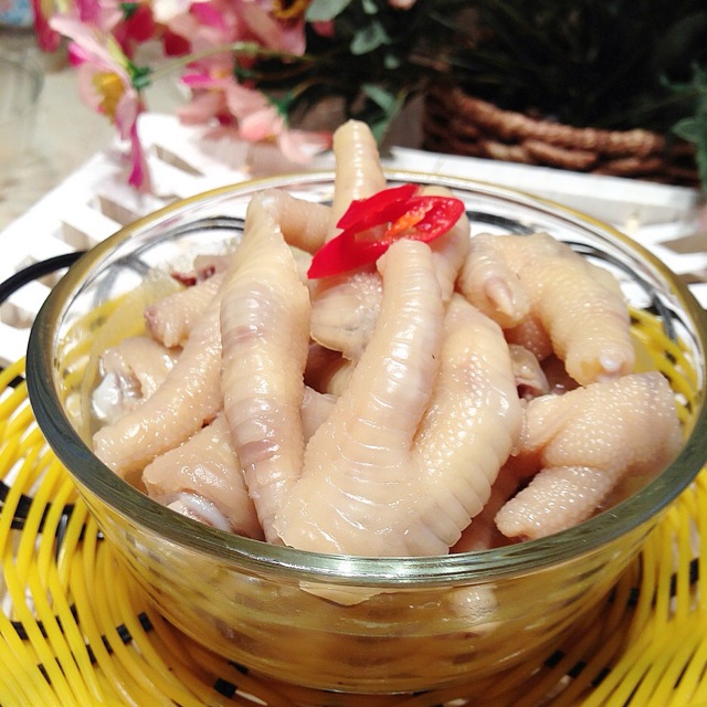  p>糟卤鸡爪,又好做又美味,尤其是冰过以后,凉凉的吃着更美了,辣中还