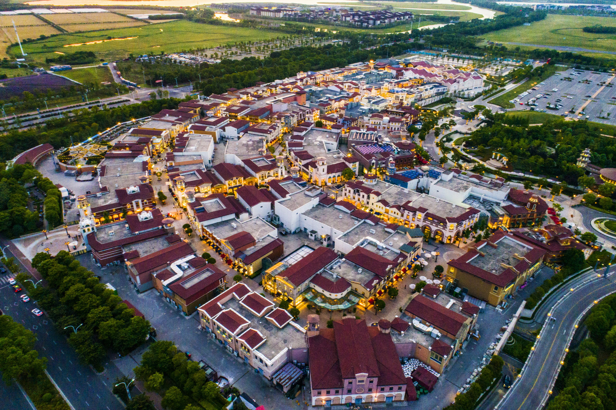  p>奕欧来是唯泰集团在中国创建的旅游购物村品牌,该品牌的购物村以