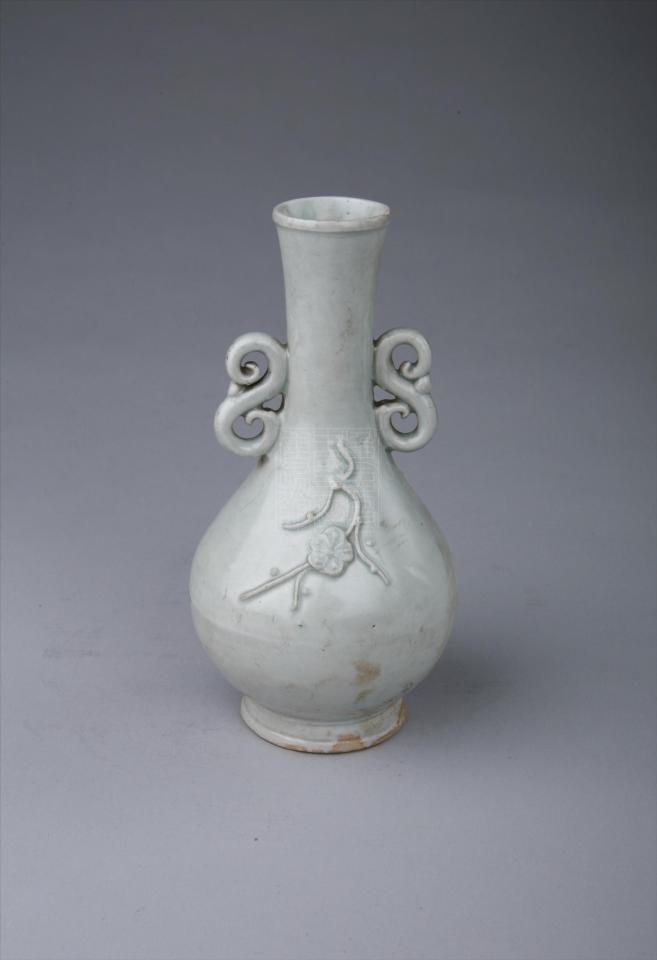  p>元青白釉贴塑梅花双耳瓷瓶是重庆中国三峡博物馆收藏的瓷器. /p>