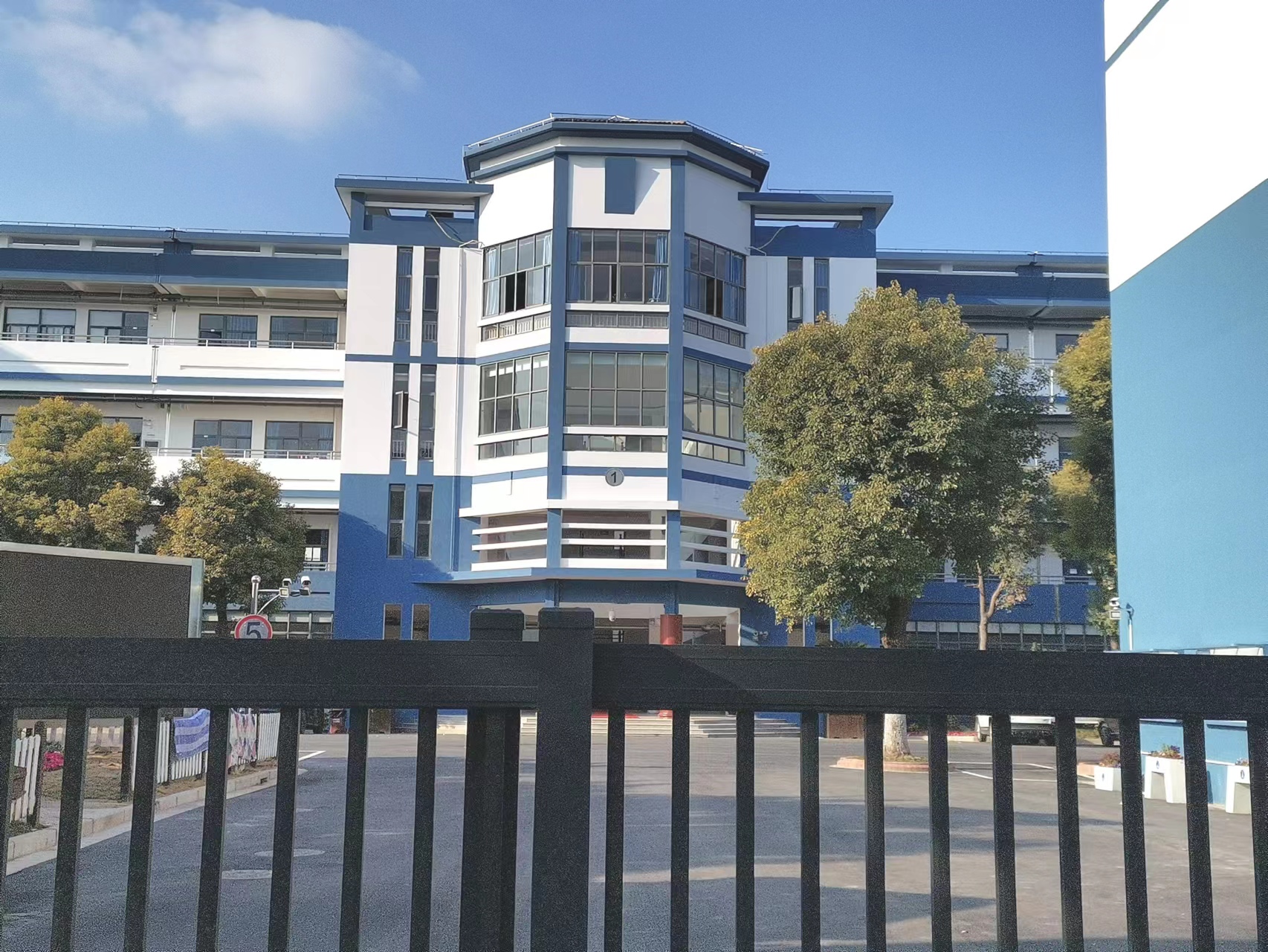 上海市三林中学东校